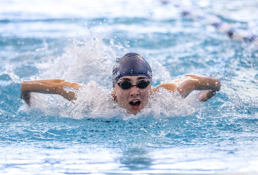 Girl swimmer in the 池