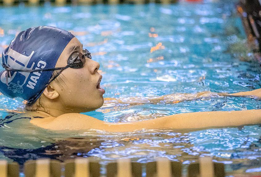 Girl swimmer in the 池