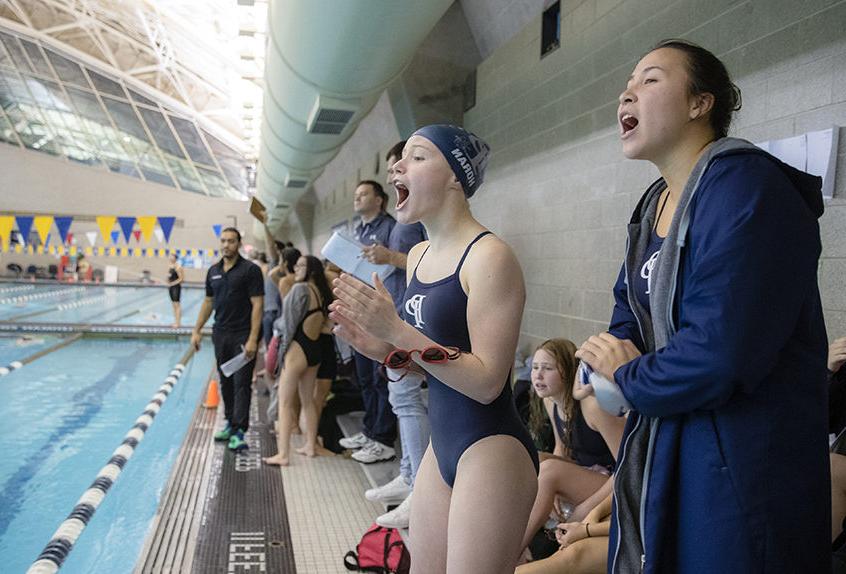 Girl swimmers by the 池