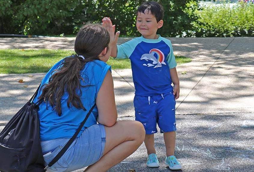 孩子在保利夏令营和辅导员击掌